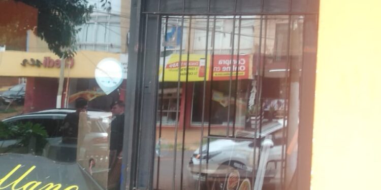 Robo en Pizzería Avrellano: Delincuentes ingresaron por la ventana y se LLevaron dinero y equipo