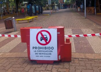 Tránsito: se encuntra prohibida la circulación de vehículo sobre la calle Martín Fierro