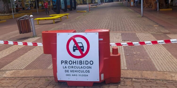 Tránsito: se encuntra prohibida la circulación de vehículo sobre la calle Martín Fierro