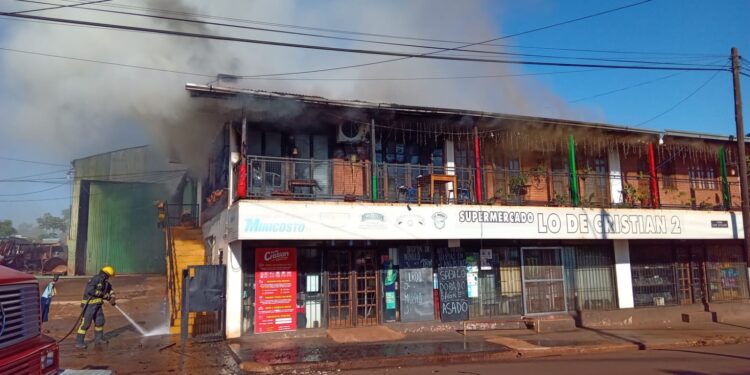 Incendio parte de un departamento ubicado en el Barrio Sarmiento: Bomberos ya controlan la situación