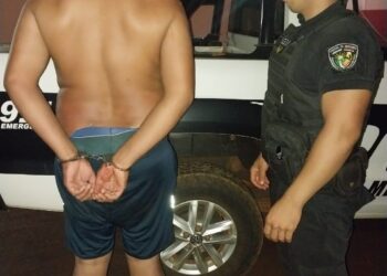 Borracho abandonó su auto en un control policial e intentó escapar a pie, pero fue rápidamente detenido