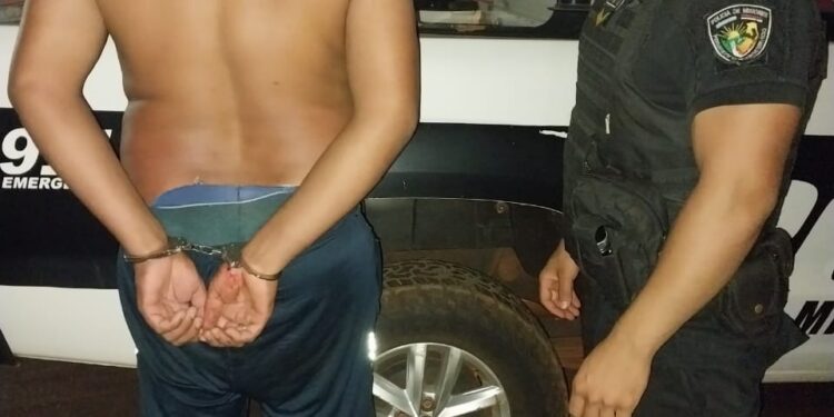 Borracho abandonó su auto en un control policial e intentó escapar a pie, pero fue rápidamente detenido