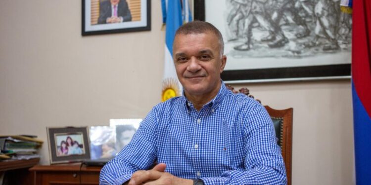 El Senador de Misiones contrató a una modelo y la despidió dos semanas después