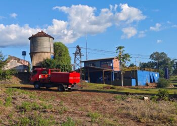 Bomberos de Eldorado controlaron un intenso incendio de malezas en la zona de Pinares, detras de la planta Ceel Aguas