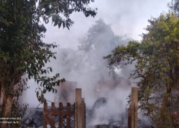 Incendio destruyó una vivienda en el kilómetro 3: no hubo víctimas