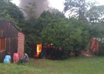 Voraz incendio consumió una casa en el kilómetro 5: dos mujeres resultaron asistidas