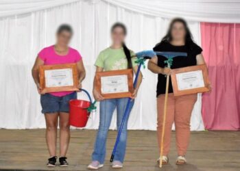 Escobas y baldes como premio: la celebración del Día de la Mujer en Colonia Aurora desató críticas