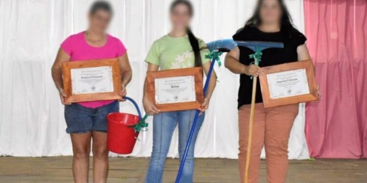 Escobas y baldes como premio: la celebración del Día de la Mujer en Colonia Aurora desató críticas