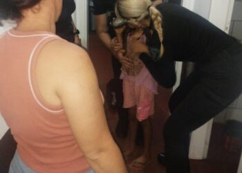 Una madre llegó desesperada a la División Motorizada y policías salvaron a su hija que se atragantó con un caramelo