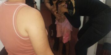 Una madre llegó desesperada a la División Motorizada y policías salvaron a su hija que se atragantó con un caramelo